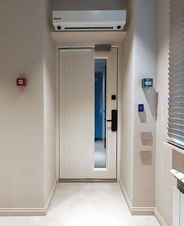 Дверь в офисе