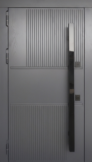 Металлическая квартирная дверь с серыми панелями МДФ и бугельной длинной ручкой