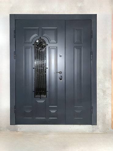 Полуторная дверь с ковкой